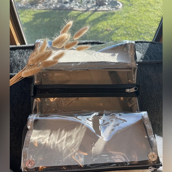 TAHARI Cosmetics Pyramid Case - Picture 4 of 14